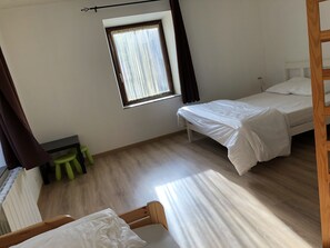 2 habitaciones, cuna de viaje y wifi gratis