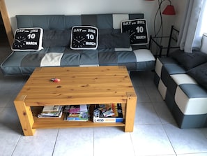 Smart-tv, videospelletjes, een dvd-speler en tafelvoetbal