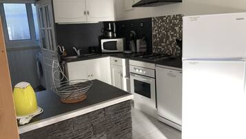 Réfrigérateur, micro-ondes, four, plaque de cuisson