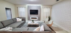 Een televisie, een videogameconsole en een stereo