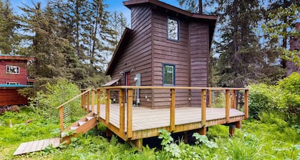Quiet & contemporary cabin with spacious deck & mountain views - dogs welcome