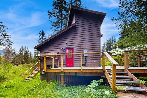Quiet & contemporary cabin with spacious deck & mountain views - dogs welcome