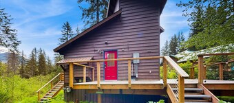 Quiet & contemporary cabin with spacious deck & mountain views - dogs welcome