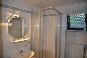 Apartment | Badezimmer | Dusche, Haartrockner, Handtücher