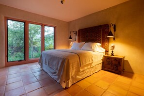 3 bedrooms, desk, iron/ironing board, free WiFi - Peaceful family/group home with private attached treehouse (Canones)