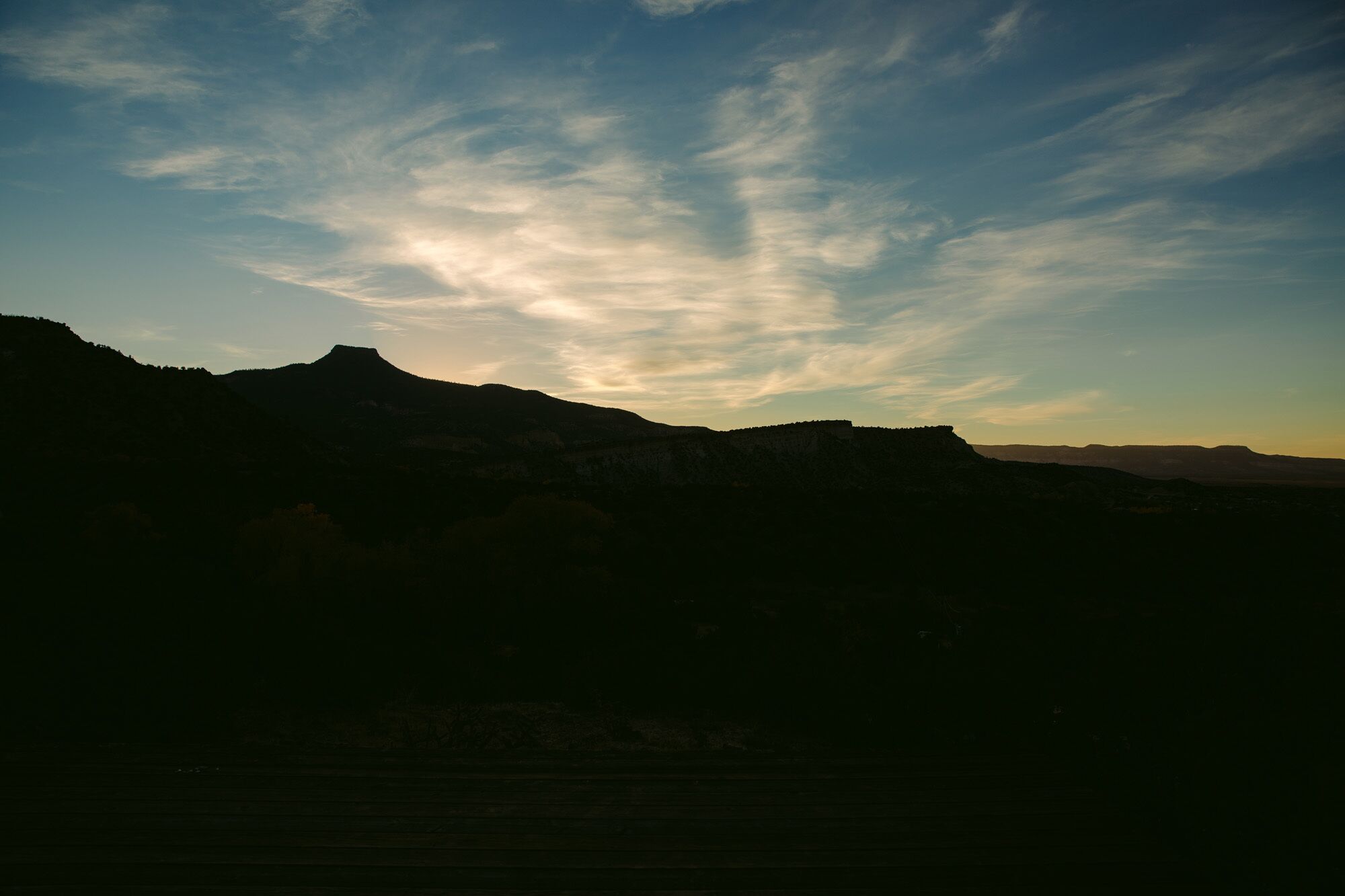 Un paisaje montañoso con cielo despejado.