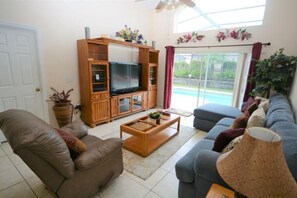 Huvila, useita sänkyjä (Ref 11 Luxury 5 Bed Villa with own po) | Olohuone | Pöytäjalkapallopöytä, leluja