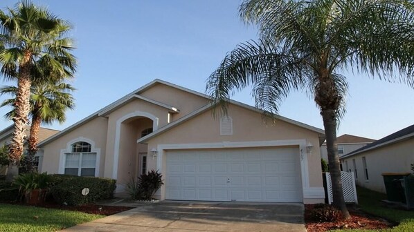 Huvila, useita sänkyjä (Ref 11 Luxury 5 Bed Villa with own po) | Ulkopuoli