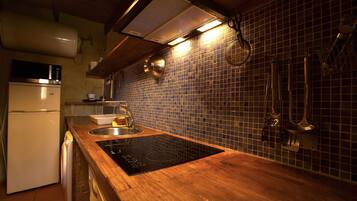 Réfrigérateur, batterie de cuisine, vaisselle et ustensiles