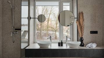 Deluxe Double or Twin Room | Bathroom | Shower, free toiletries, hair dryer, towels