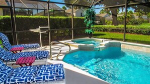 A pool area with lounge chairs and a hot tub. - Ref 07 Modern 5 Bed Villa With own Pool Near Disney (Kissimmee)