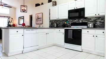 House, Multiple Beds (Ref 07 Modern 5 Bed villa with own po) | Private kitchen