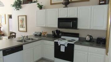 House, Multiple Beds (Ref 07 Modern 5 Bed villa with own po) | Private kitchen