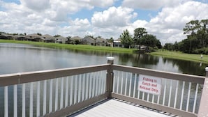 A lake with a wooden deck and a sign stating 'Fishing is Catch and Release Only.' - Ref D Stunning 4 Bed Villa With own Pool spa Near Disney (Kissimmee)