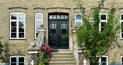 Entire Historic Captain's House - 6 Bedrooms