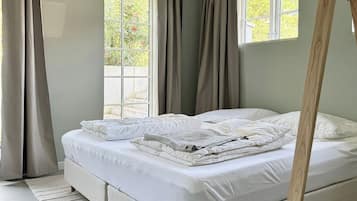 6 bedrooms, desk, travel cot, free WiFi