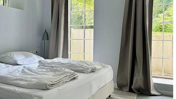 6 bedrooms, desk, travel crib, free WiFi