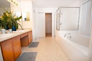 Villa - flere senge (Ref 29 Modern 4 Bed Villa with own po) | Badeværelse