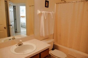 Casa, varias camas (Ref 23 Amazing 4 Bed villa with own p) | Baño | Secadora de cabello y shampoo 
