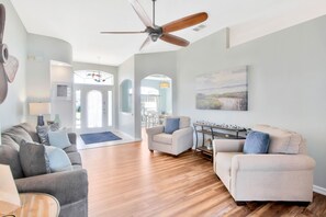 Flat-screen TV - Nice 4 Bed Spa Pool Home in Higlands Reserve (Davenport)