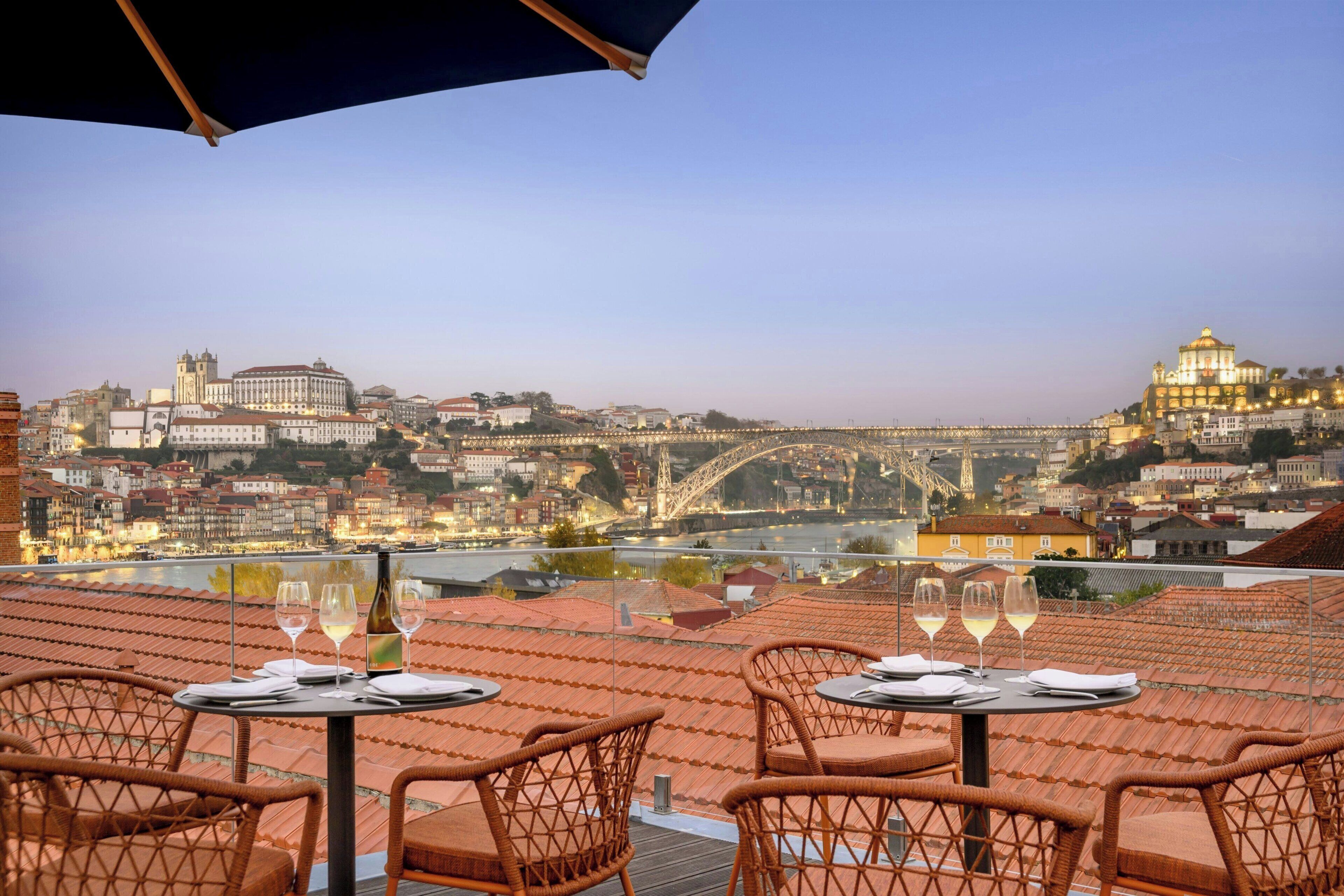 outdoor pool, open 10:00 am to 9:00 pm, pool loungers