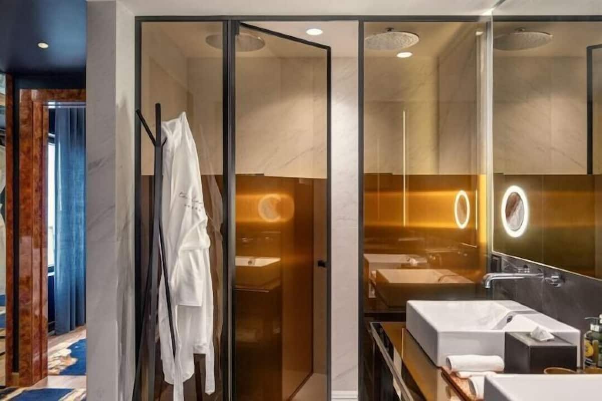 Salle de bain | Douche, douche à « effet pluie », sèche-cheveux, peignoirs