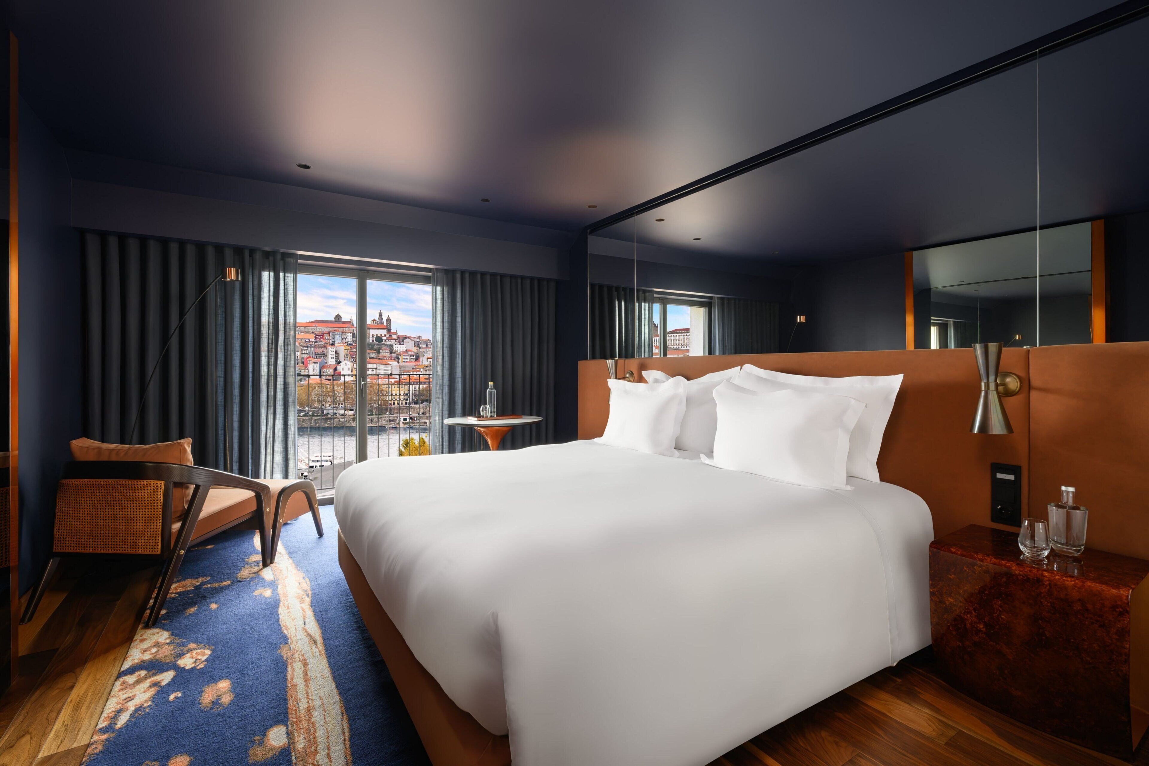 Chambre Deluxe, 1 très grand lit, vue fleuve | Piscine | Piscine extérieure, chaises longues