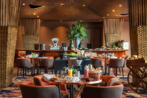 Desayuno continental diario (EUR 30 por persona)