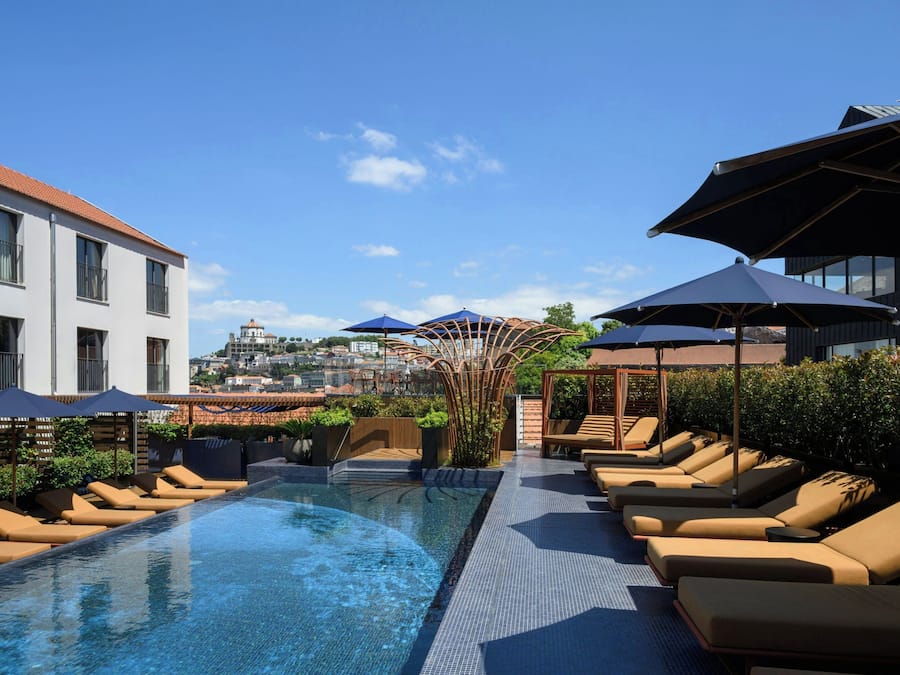 Piscina externa, funciona das 10h às 21h, espreguiçadeiras