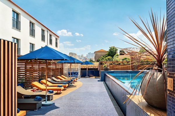 Una piscina al aire libre, sillones reclinables de piscina