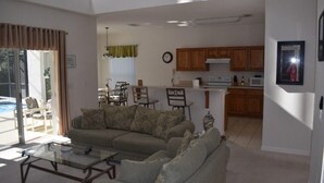 Villa, flere senger (Ref 34 Stunning 5 Bed 3 Bath villa wi) | Oppholdsrom | TV