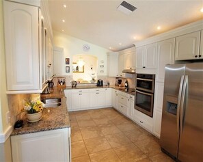 Huvila, useita sänkyjä (Ref 08 Stunning 5 Bed Villa with own ) | Yksityinen keittiö