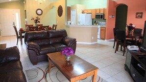 Villa, plusieurs lits (Ref 30 Beautiful 4bedroom  pool home ) | Salle de séjour | Table de tennis de table