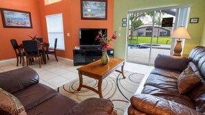 Villa, plusieurs lits (Ref 30 Beautiful 4bedroom  pool home ) | Salle de séjour | Table de tennis de table
