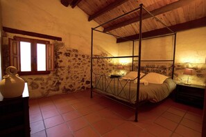 2 bedrooms, iron/ironing board, travel cot, WiFi
