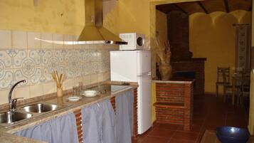 Een koelkast, een magnetron, een oven, een kookplaat