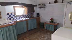 Een koelkast, een microgolfoven, een oven, een vaatwasser