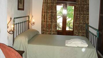 8 bedrooms, travel cot, free WiFi, bed sheets