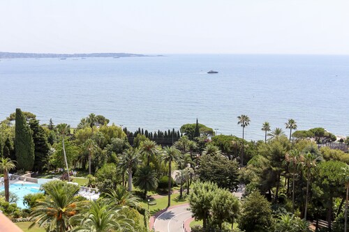 CANNES-GOLFE-JUAN GRAND STUDIO 35 Mts + BALCONS FRONT DE MER