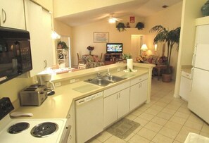 Villa, varias camas (Ref 41 Stunning 4 Bed villa with own ) | Cocina privada