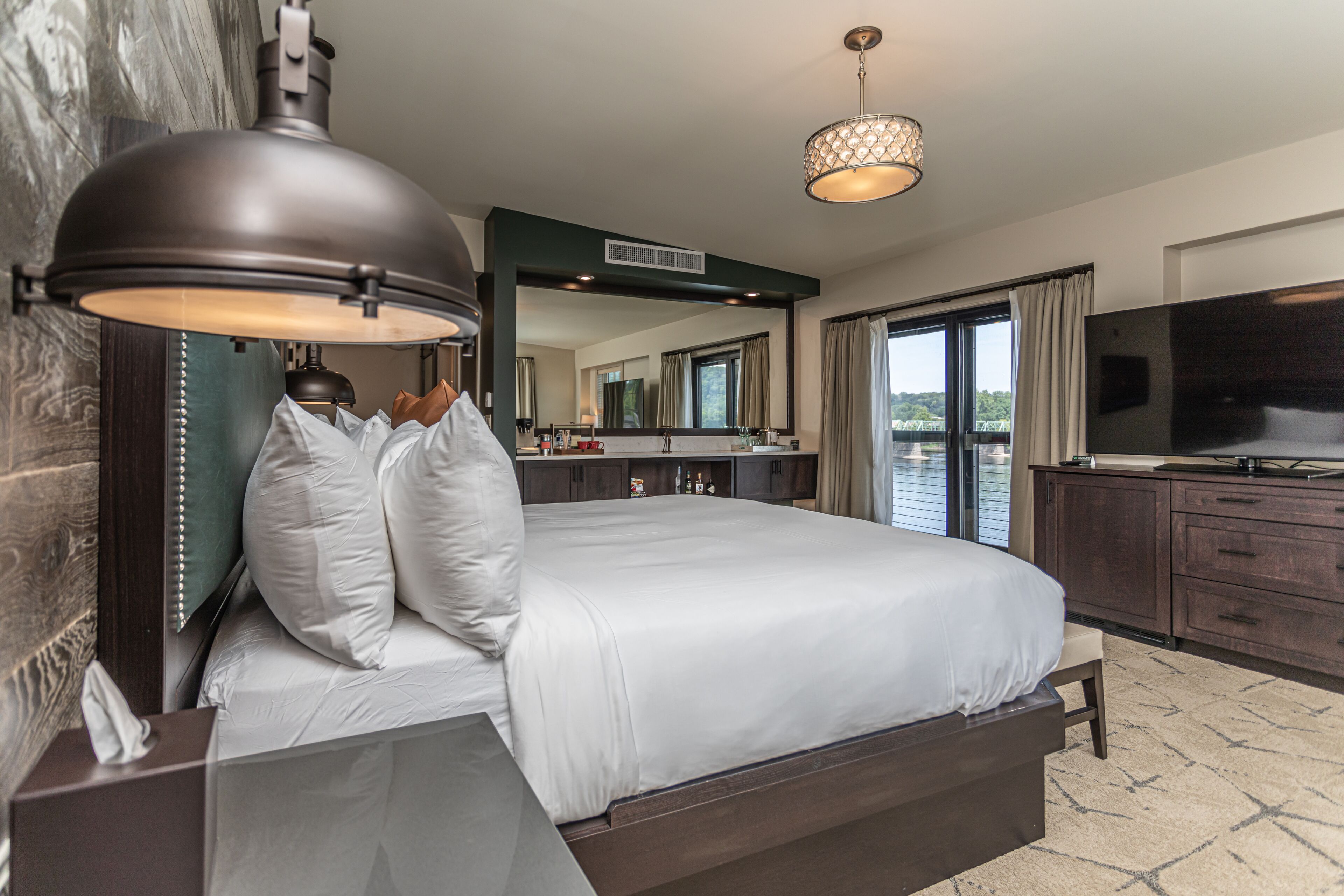 Chambre exécutive, vue sur le fleuve | Literie de qualité, lit avec matelas Tempur-Pedic, minibar, coffre-fort