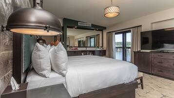 Chambre exécutive, vue sur le fleuve | Literie de qualité, lit avec matelas Tempur-Pedic, minibar, coffre-fort