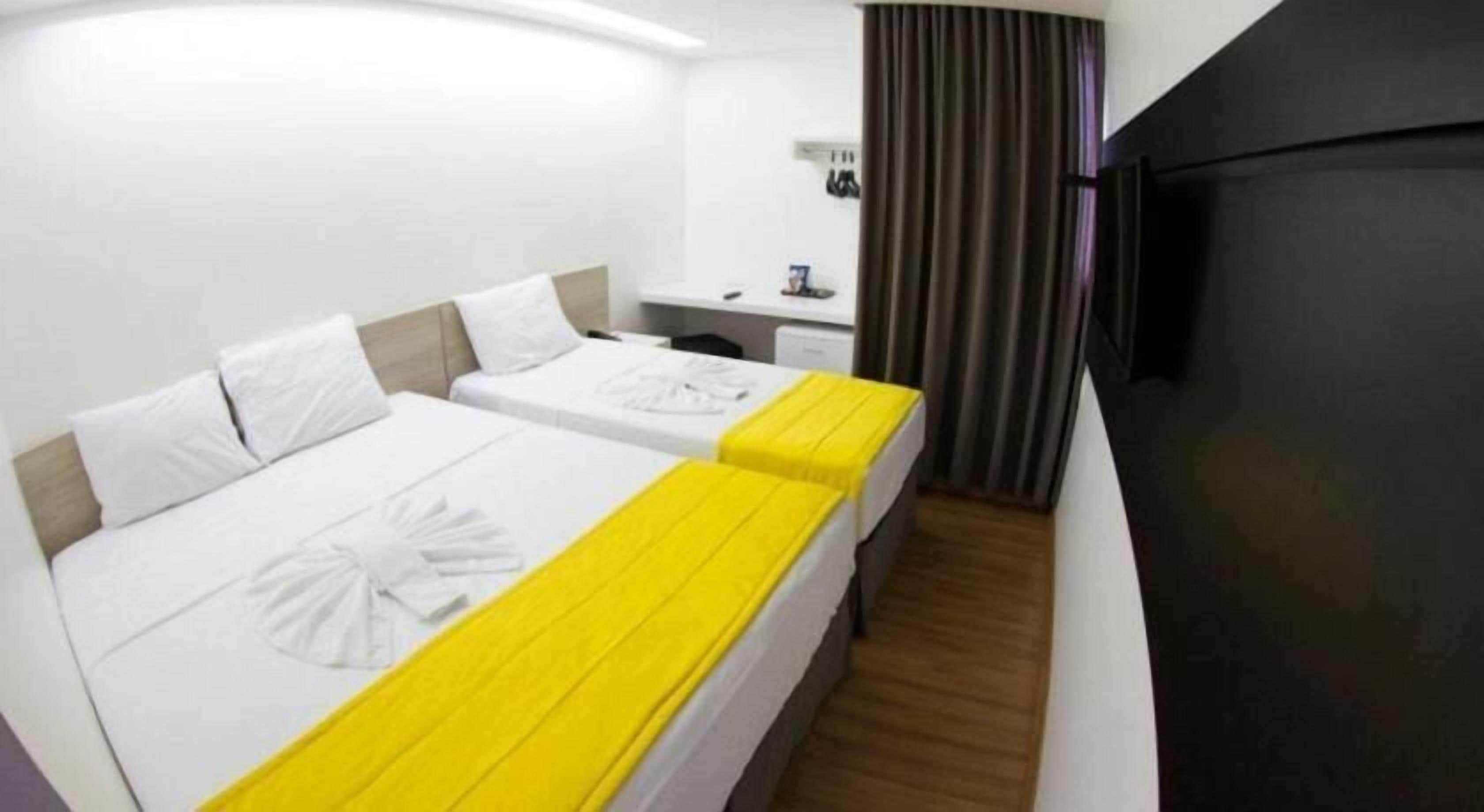 Minibar, escritorio y espacio para trabajar con laptop 