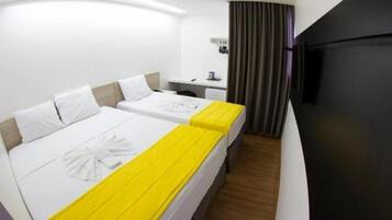 Minibar, escritorio y espacio para trabajar con laptop