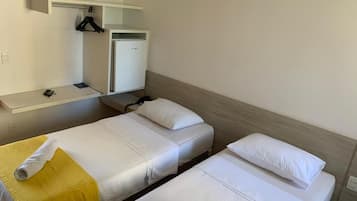 Minibar, bureau, espace de travail pour ordinateur portable