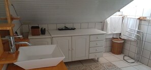 Douche, serviettes fournies, savon, papier toilette