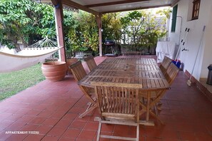 Outdoor dining - TITIRI apartment with terrace and garden (Sainte-Anne)