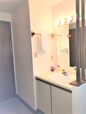 Combined shower/bathtub, towels