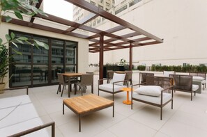 Outdoor dining - JP200 - Jacques Pilon Residence (São Paulo)