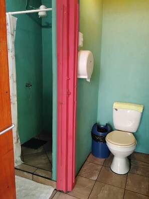 Suihku, sadesuihkupää, ilmaiset hygieniatuotteet, hiustenkuivaaja